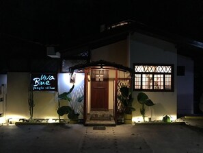 Vila, 2 quartos, varanda, vista para o jardim | Fachada