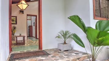 Vila, 2 quartos, varanda, vista para o jardim | Entrada da propriedade