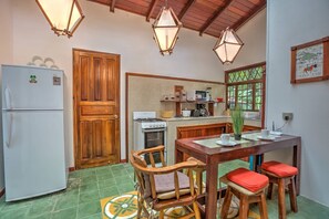 Villa, 2 Bedrooms, Patio, Garden View | Dining room