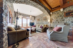 TV - Villa Sunset Hill With Panorama Sea View (Pržno)