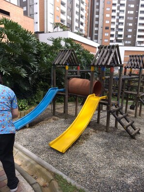 Departamento, 2 habitaciones, para fumadores, balcón | Área infantil