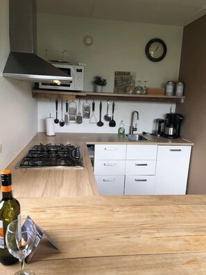 Een magnetron, een oven, een vaatwasser