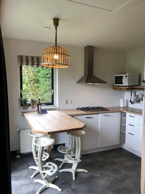 Een magnetron, een oven, een vaatwasser