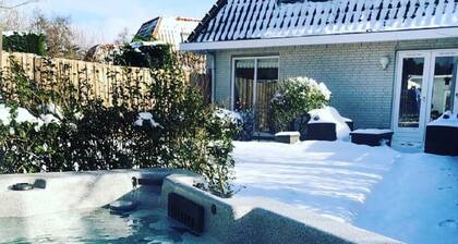 Holiday home de Witte Raaf , garden with hottub