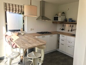 Microwave, oven, dishwasher, coffee/tea maker