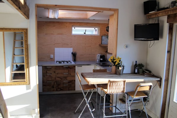 Kühlschrank, Mikrowelle, Ofen, Herdplatte
