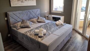 7 bedrooms, desk, iron/ironing board, travel crib