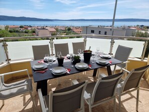 Outdoor dining - Villa Rocco in Split - Luxury - heated saltwater pool - up to 12 Guests (Kaštel Gomilica)