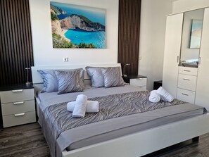 7 bedrooms, desk, iron/ironing board, travel crib - Villa Rocco in Split - Luxury - heated saltwater pool - up to 12 Guests (Kaštel Gomilica)