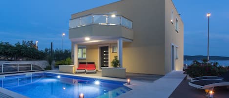 Utendørsbasseng og et oppvarmet basseng