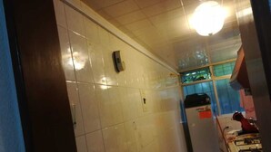 Eine kleine Küche mit Kühlschrank, Herd und Schränken.