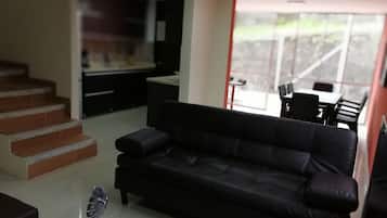 Nhà, 4 phòng ngủ | Khu phòng khách