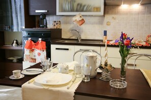 Fridge, oven, stovetop, coffee/tea maker