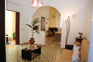 Fernseher, Kamin, Bücher