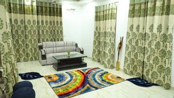 4 bedrooms, iron/ironing board, bed sheets