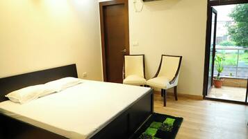 4 bedrooms, iron/ironing board, bed sheets