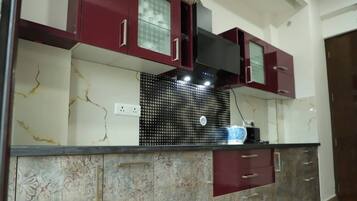 Apartment, 3 Bedrooms, Balcony, Mountain View | Interior