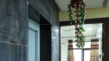 Apartment, 3 Bedrooms, Balcony, Mountain View | Property entrance