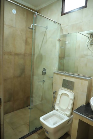 Apartemen, 3 kamar tidur, balkon, pemandangan gunung | Kamar mandi | Pengering rambut dan handuk