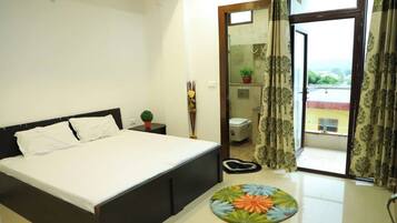 Apartment, 3 Bedrooms, Balcony, Mountain View | 4 bedrooms, iron/ironing board, bed sheets