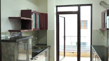 Apartment, 3 Bedrooms, Balcony, Mountain View | Private kitchen | Electric kettle