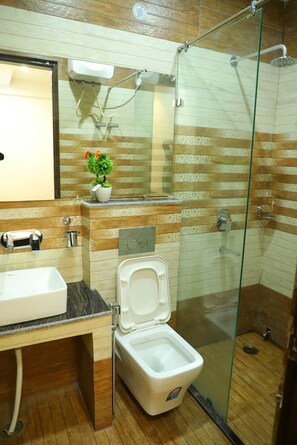 Appartement, 3 chambres, balcon, vue montagne | Salle de bain | Sèche-cheveux, serviettes fournies