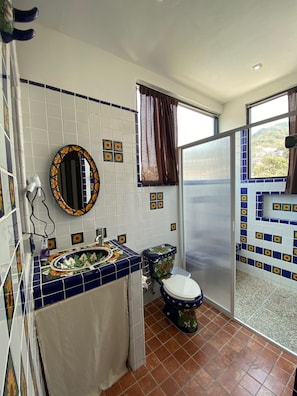 Dusche, Haartrockner, HandtĂŒcher, Seife