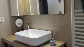 Maison, 2 chambres, terrasse, vue jardin | Salle de bain