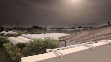 Huis, 2 slaapkamers, terras, uitzicht op tuin | 2 slaapkamers, reisbedje