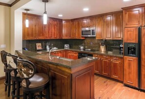Fridge, microwave, oven, stovetop - Aspen Ritz Carlton 2 bed condo Dec 19-26 2026 ski in ski out. 2 units available. (Aspen)