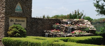Lakeside relaxing home located in a quiet gated community