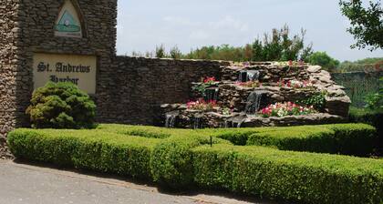Lakeside relaxing home located in a quiet gated community