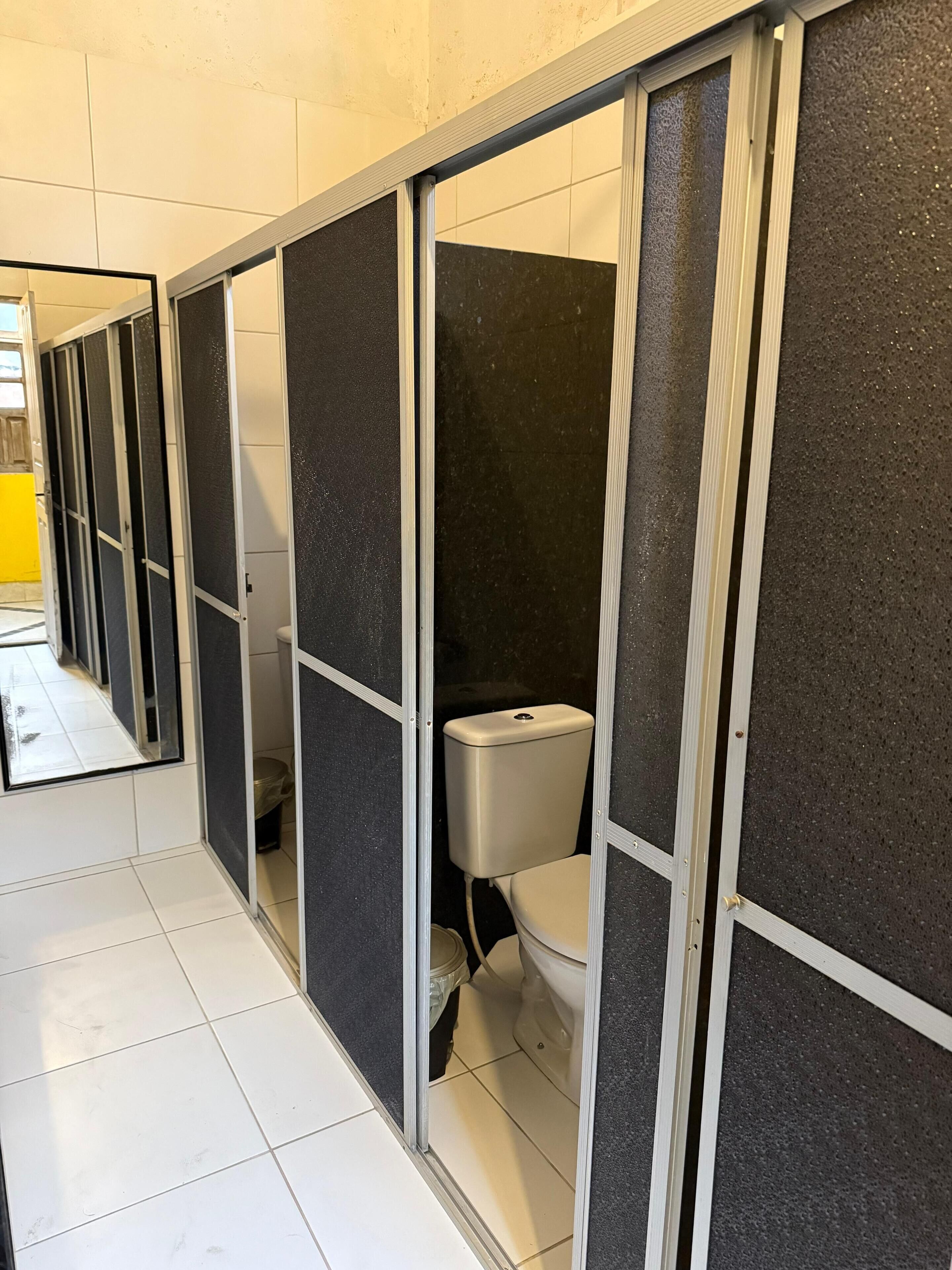 Douche, serviettes fournies, papier de toilette