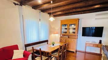 House, 2 Bedrooms, Accessible, Patio | Lounge