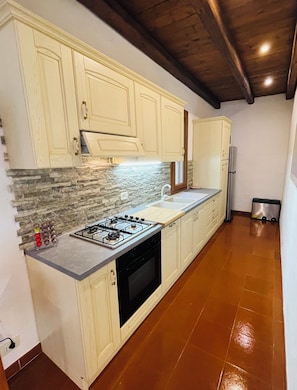 Maison, 2 chambres, accessible aux personnes à mobilité réduite, patio | Bar-salon