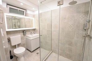 Departamento, 1 habitación, balcón, vista a la ciudad | Baño | Secadora de cabello, jabón, shampoo 