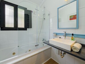 Badekar, hårføner og håndklær