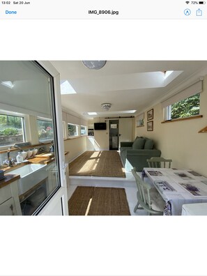 Interior - Peaceful studio, quirky and unique in a large garden. near beaches,golf courses. (Kilrenny)