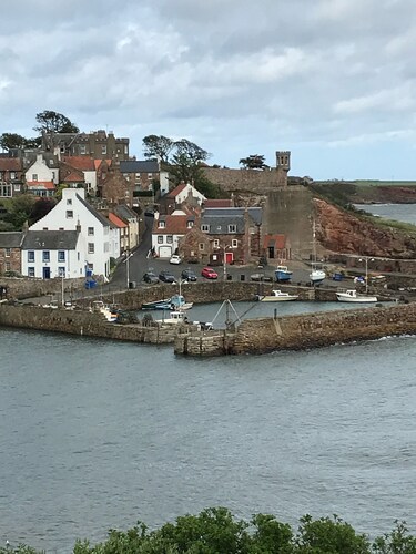 Peaceful studio, quirky and unique in a large garden. near beaches,golf courses.