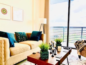 Smart TV - Brand new apartment in Miami...close to everything (Doral)