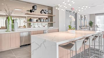 Four à micro-ondes, un four, surface de cuisson, cafetière-théière