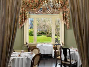 Breakfast and lunch served, garden views 