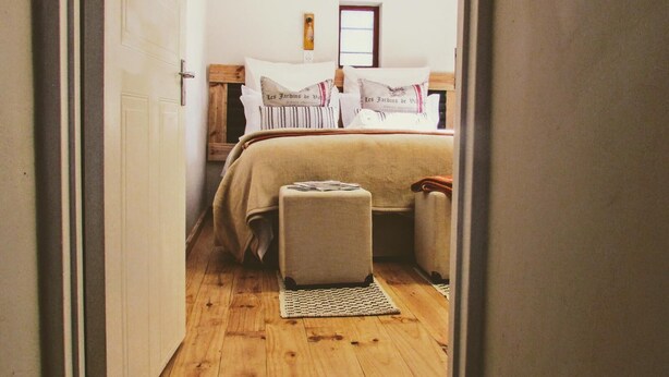 Comfort Cottage, 1 Bedroom | Desk, bed sheets - Stone Haven At Nieu Bethesda (Nieu-Bethesda)