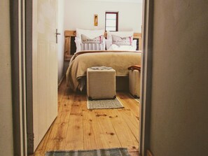 Desk, bed sheets - Stone Haven At Nieu Bethesda (Nieu-Bethesda)