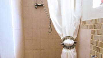 Comfort Cottage, 1 Bedroom | Bathroom | Shower, free toiletries, hair dryer, towels