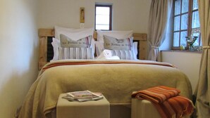 Comfort Cottage, 1 Bedroom | Desk, bed sheets - Stone Haven At Nieu Bethesda (Nieu-Bethesda)