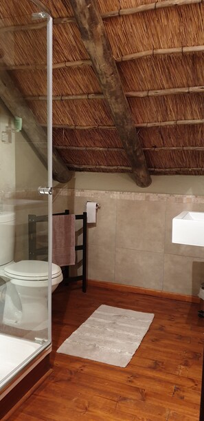 Luxury House, 3 Bedrooms | Bathroom | Shower, towels, soap, toilet paper - Kudus Crest Bush Retreat (Nkomazi)