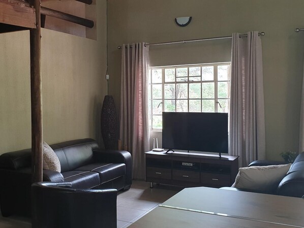 Luxury House, 3 Bedrooms | Living room - Kudus Crest Bush Retreat (Nkomazi)