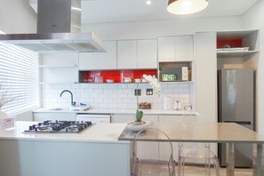 Shared fridge, microwave, electric kettle, toaster - 55 on Main Guesthouse and Spa (Cape Town)