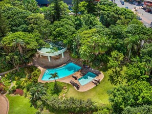 สระว่ายน้ำกลางแจ้ง